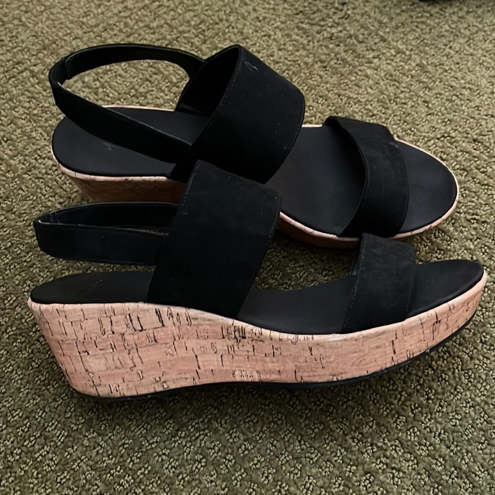 Black wedges